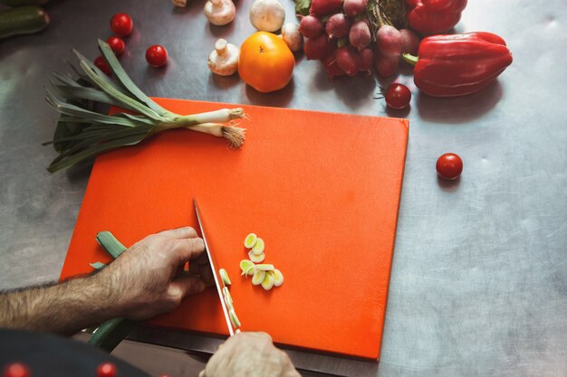 Chef, corte legumes frescos para salada