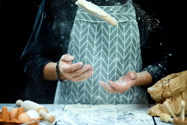 Chef cozinha a massa