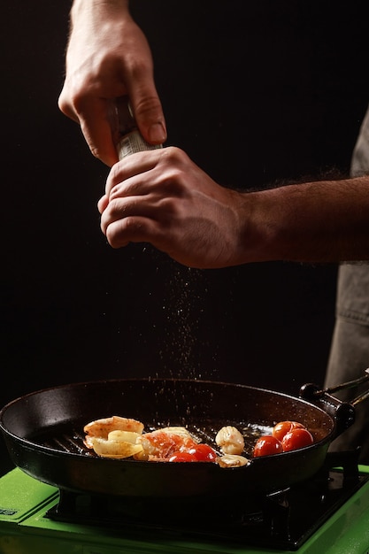 Chef cozinha frutos do mar, camarão em uma panela com legumes