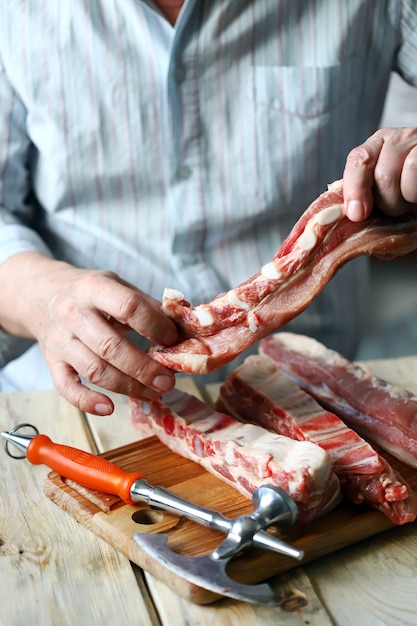 Chef cozinhando costelas de porco saborosas