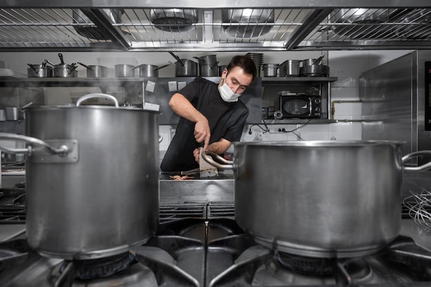 Chef cozinhando em cozinha industrial moderna