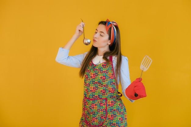 Chef cozinhando esposa Trabalho doméstico da vida cotidiana Pinup mulher cozinheira segura utensílios de cozinha estilo retrô empregada