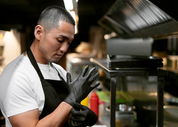 Foto chef cozinhando na cozinha vestindo roupas profissionais