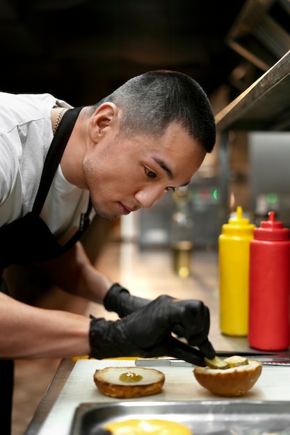 Foto chef cozinhando na cozinha vestindo roupas profissionais