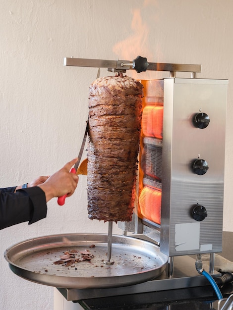 Chef cozinhando tradicional doner kebab turco em uma celebração