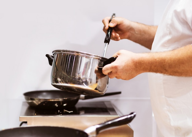 Chef cozinhar comida na cozinha, chef prepara comida