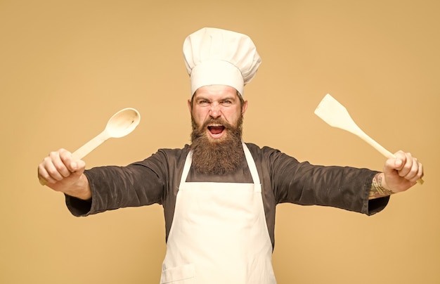 Chef con cuchara de madera cocina cocina publicidad utensilios de cocina chef barbudo