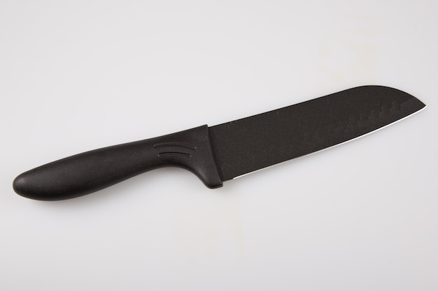 Chef cuchillo de cocina negro sobre mesa gris blanco