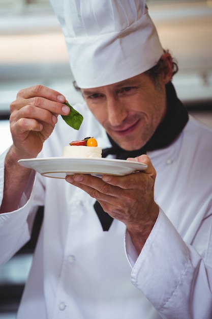 Foto chef dando el toque final al postre