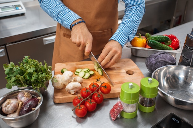 chef de avental marrom cozinhando em uma cozinha de restaurante