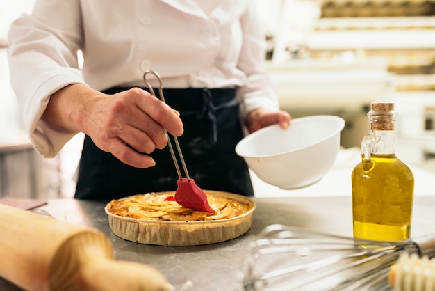 Chef de confeitaria decorando sobremesa na cozinha