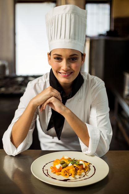 Foto chef de cozinha feliz apresentando sua comida