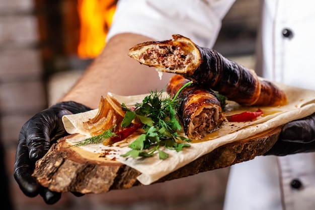 Chef de cozinha kebab lyulya de carne na massa na grelha.