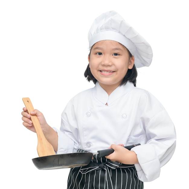 Chef de garota asiática feliz segurando utensílios de cozinha e sorriso isolado no fundo branco