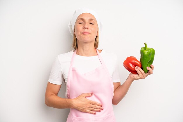 Chef de mulher adulta muito jovem e conceito de comida saudável de ingrediente