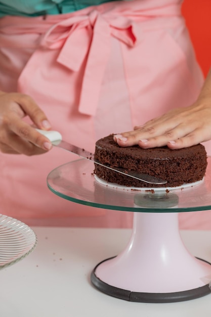 Foto chef de pastelaria bonito fazendo um delicioso bolo
