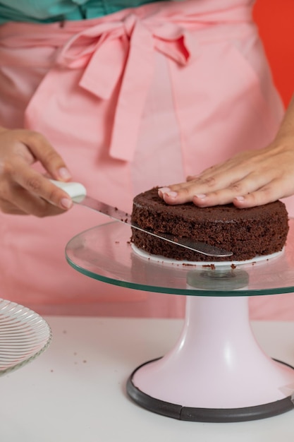 Chef de pastelaria bonito fazendo um delicioso bolo