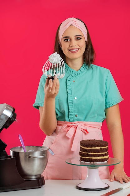 chef de pastelaria bonito fazendo um delicioso bolo