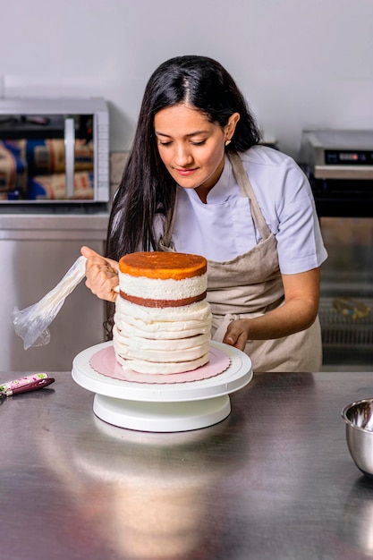 Chef de pastelaria colombiano Chef usando o saco de confeitar