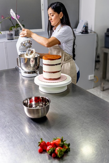 Chef de pastelaria colombiano Processo de criação de um bolo de morango