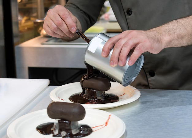 Chef de pastelaria decoração, chef preparando bolo de chocolate no deserto