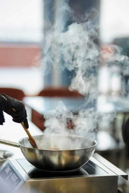 chef de processo de cozimento cozinha na cozinha a vapor de uma frigideira de metal