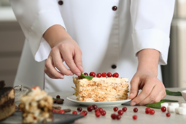 Chef decorando pedaço do saboroso bolo Esterhazy na cozinha