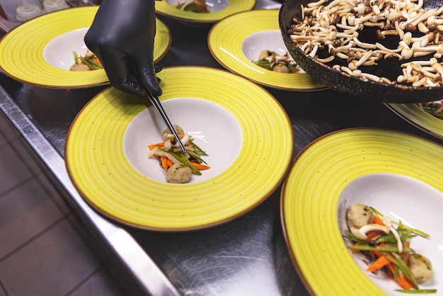 Chef decorando un plato