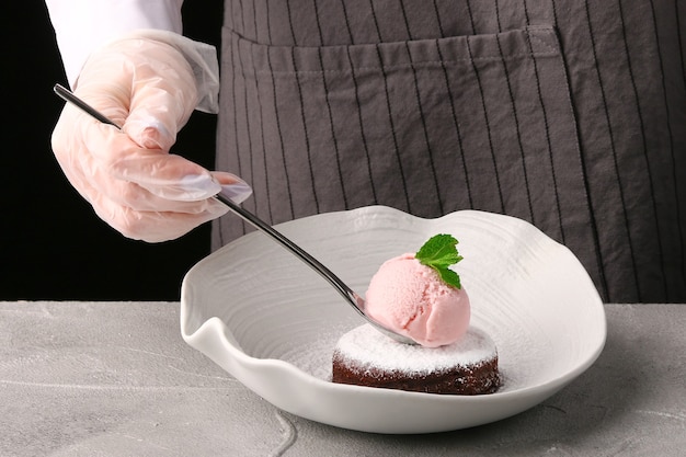 Chef decorando um delicioso fondant de chocolate fresco. Receita de bolo de lava.