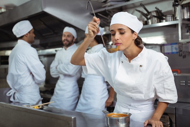 Chef degustación de comida de cuchara en la cocina