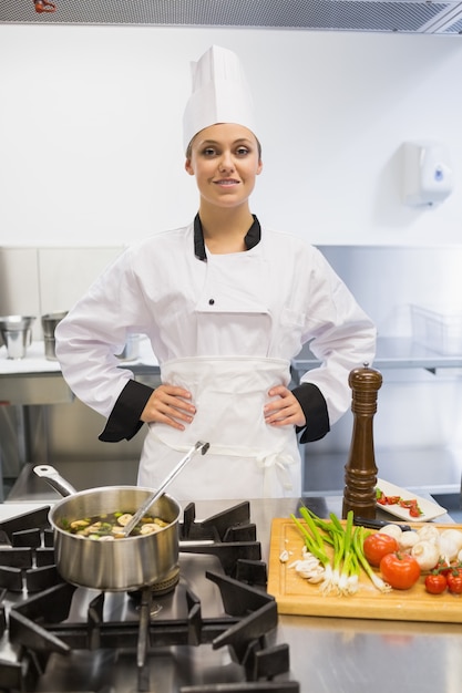 Chef, der beim Kochen der Suppe lächelt