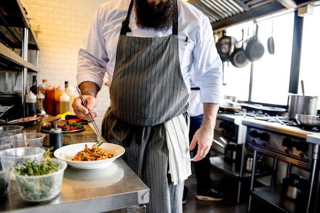 Chef, der das Arbeiten in der Küche kocht