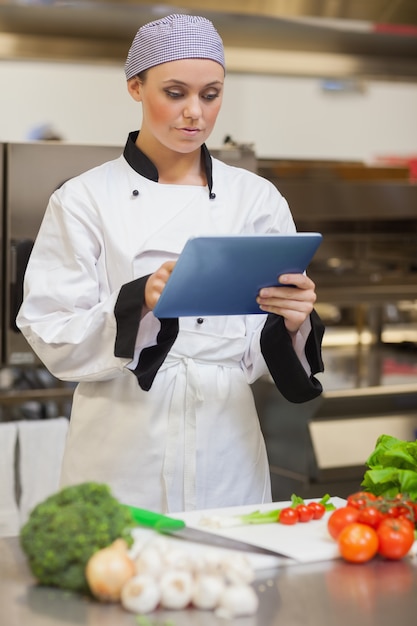 Chef, der digitale Tablette konsultiert