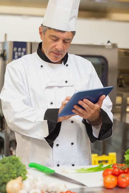 Chef, der digitale Tablette verwendet