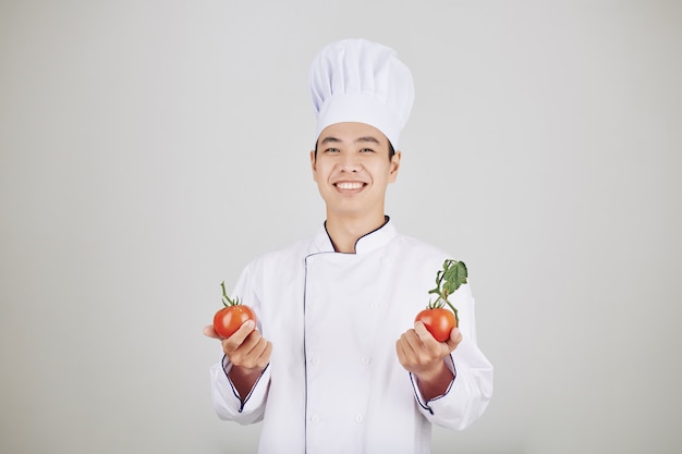 Chef, der frische Tomaten hält