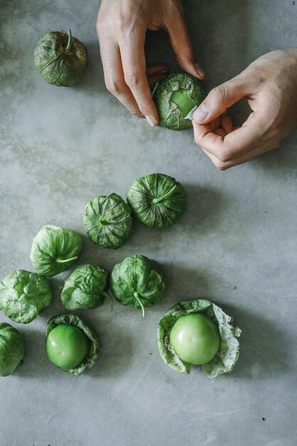 Chef, der frischen grünen tomatillos abzieht