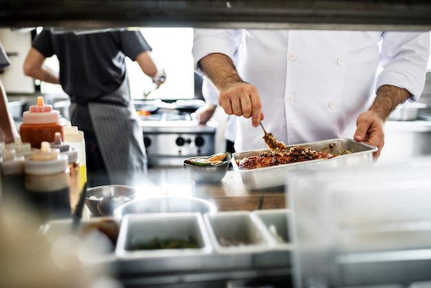 Foto chef, der in der küche arbeitet und kocht