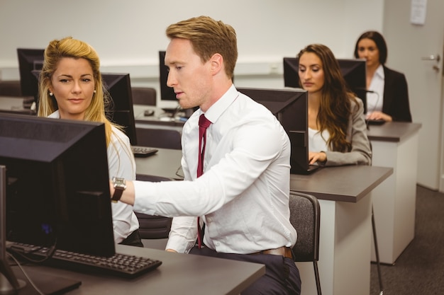 Chef, der Laptop spricht und betrachtet