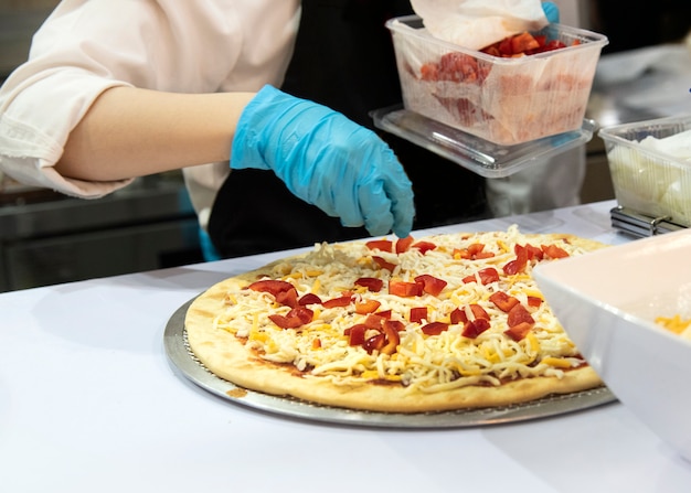 Chef, der Pizza, Chefprozeß der Herstellung der Pizza in der Pizzeria zubereitet