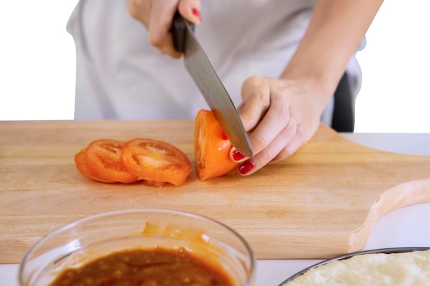 Chef desconocido está cocinando pizza en la cocina.