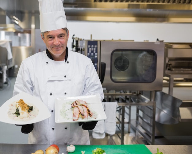 Chef con dos platos en la cocina