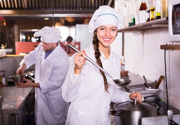 Chef e seu ajudante na cozinha bistrô