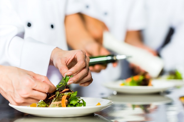 Chef em cozinha de restaurante