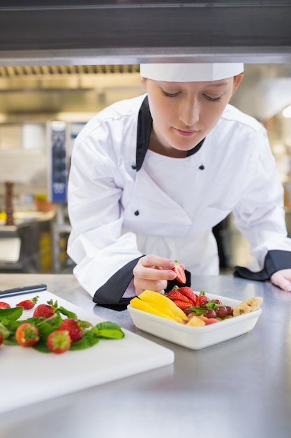 Chef, enfeitando a cesta de frutas na cozinha