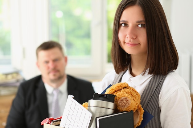 Chef entlässt junge Frau aus Bürojob