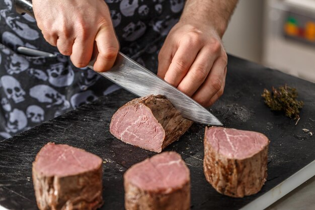 Foto chef está cortando carne