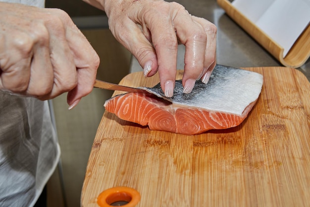 Chef está descascando filés de salmão para cozinhar