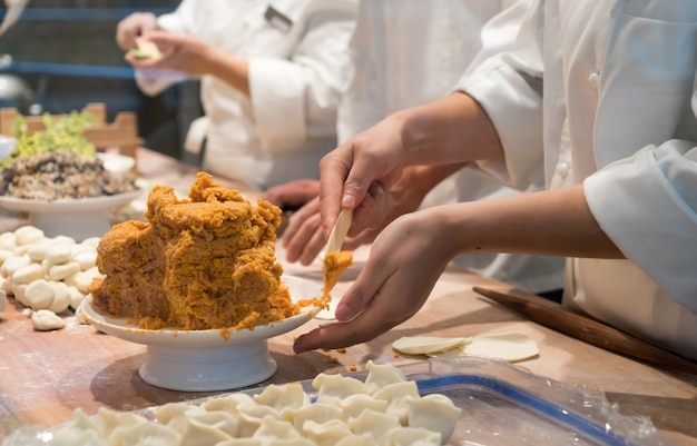 Chef está fazendo bolinhas de massa