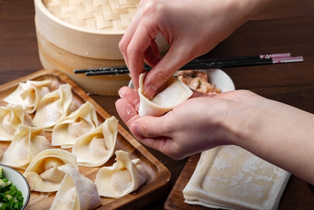 El chef está haciendo wonton de carne