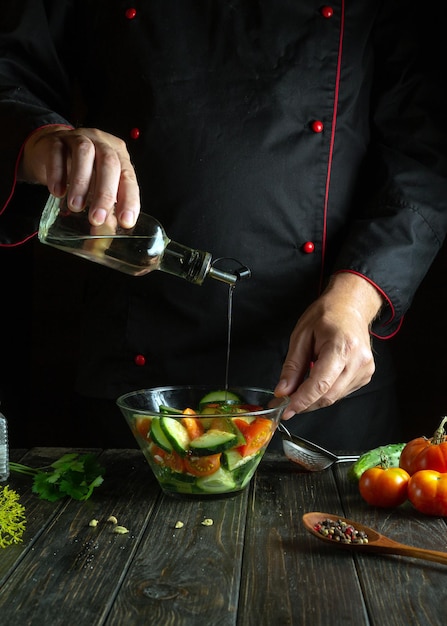 El chef está preparando una ensalada de verduras para el almuerzo en la cocina